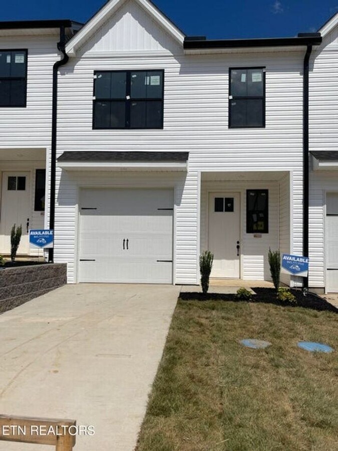 Now Offering ONE MONTH FREE Move-In Credit! Newly Renovated Luxury Townhome with Washer & Dryer I... - Now Offering ONE MONTH FREE Move-In Credit! Newly Renovated Luxury Townhome with Washer & Dryer I...