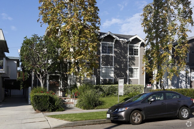 Photo - 3619 Clarington Ave