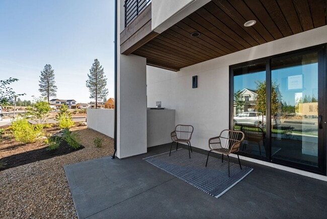 Photo - Exquisite Town home living: Bends desirabl...