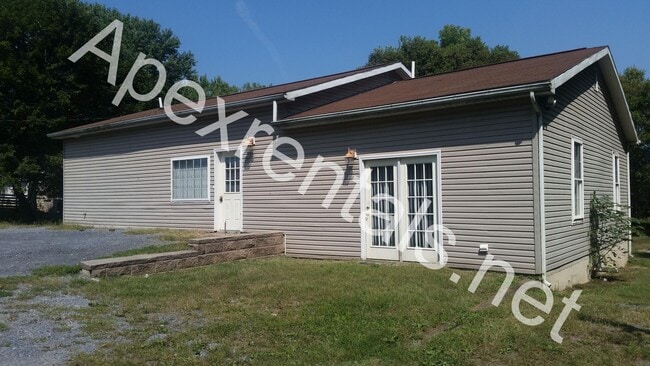 Building Photo - Pet Friendly Single Family Home