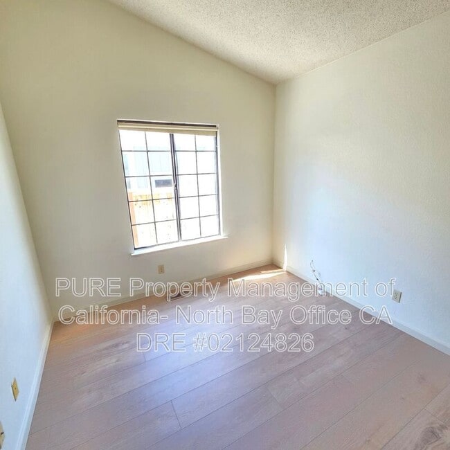 Photo - 869 Maria Dr