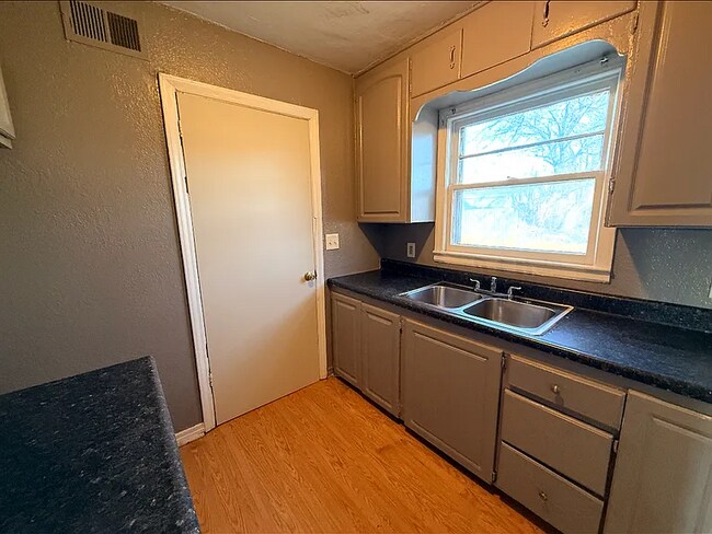 Photo - 2332 N Poplar St