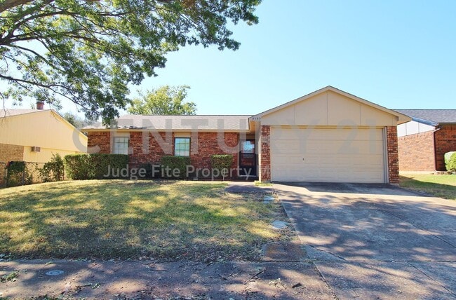 Building Photo - Tastefully Updated 3/2/2 in Cedar Hill ISD...