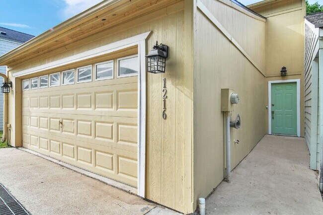 Photo - Experience the ultimate in lakefront lifes...