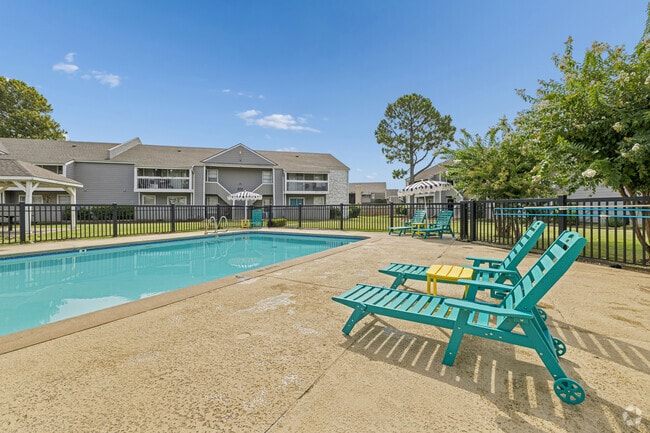 Pool - Huntington Hollow Apartments