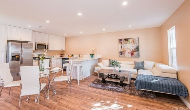 Photo - 15143 Covello St