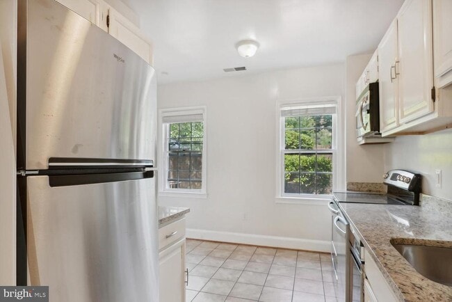 Photo - 3231 Sutton Pl NW