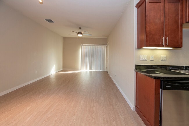 Garajes adjuntos balcón y de diseño abierto - Adora Townhomes