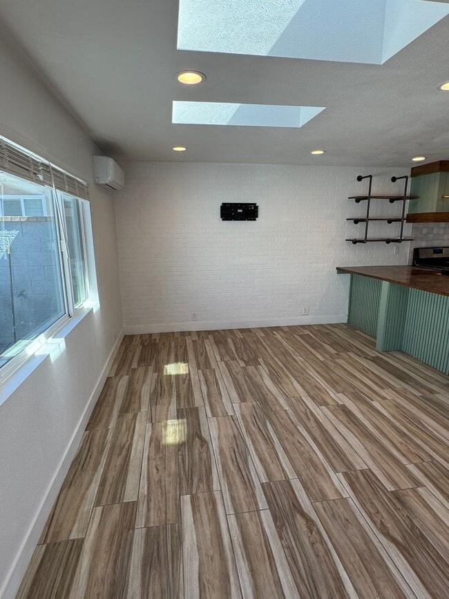 Photo - Cozy Carson Back House with Skylights & Washer/Dryer Unidad 2674