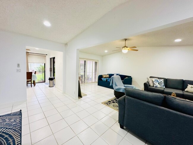 Photo - 5077 Forsythia St