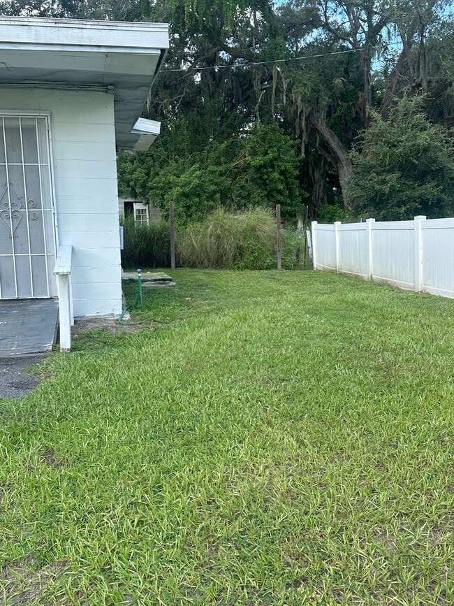 823 Ave R NE