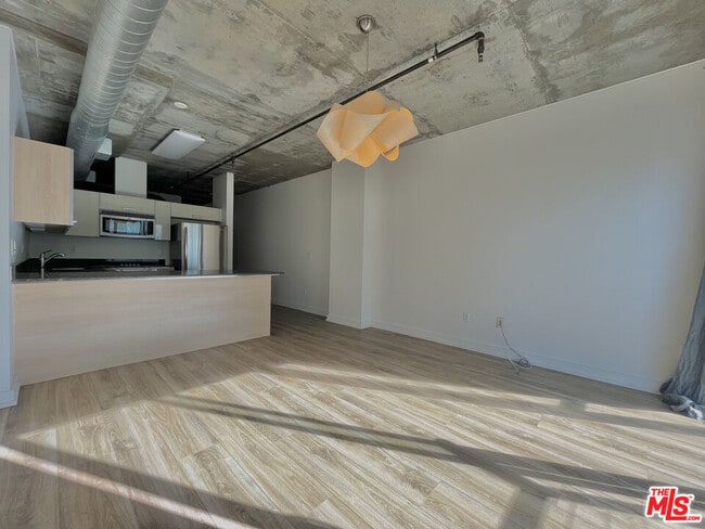 Building Photo - 645 W 9th St Unit 625 Rental