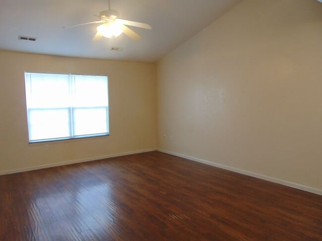 Photo - Nice 4 Bed 2 Bath Duplex In Valley Creek!