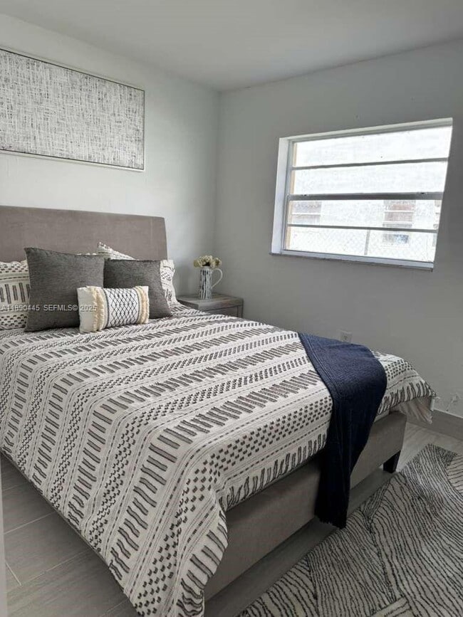 Photo - 955 W 74th St Unidad 101