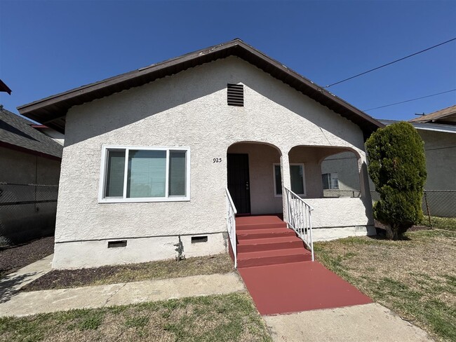 Building Photo - 925 Calzona St Unit 925