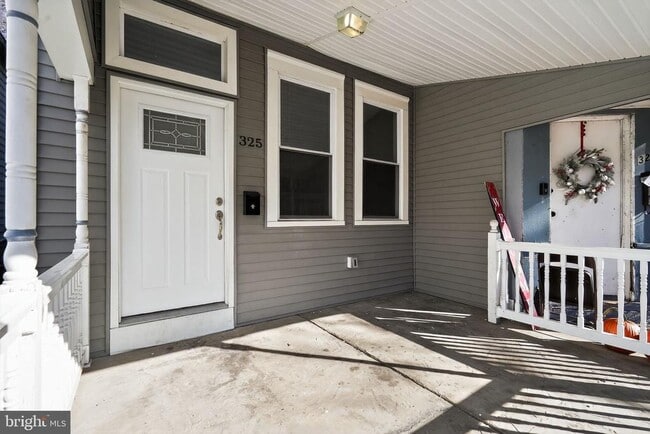 Photo - 325 Monmouth St