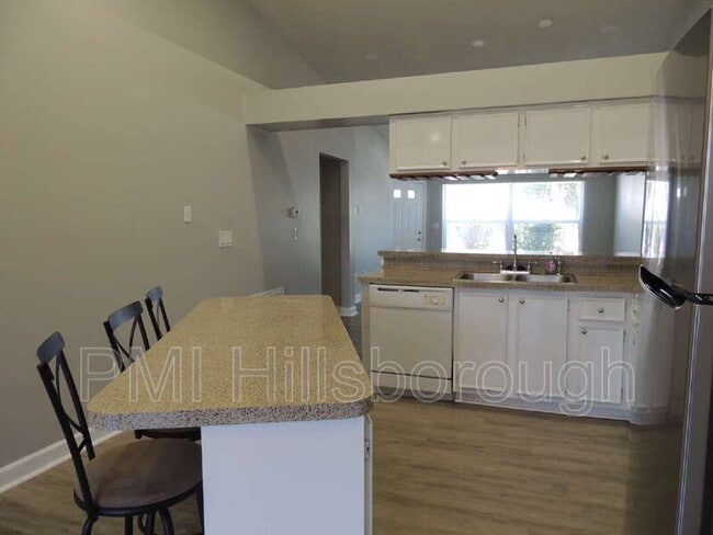 Photo - 944 Burlwood St