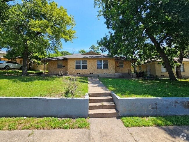 Building Photo - 2-bedroom, 1-bathroom duplex near VA Hospi... Rental