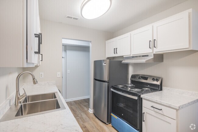 2BR, 1BA - 850SF - Kitchen