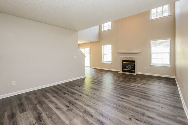 Photo - 555 River View Dr