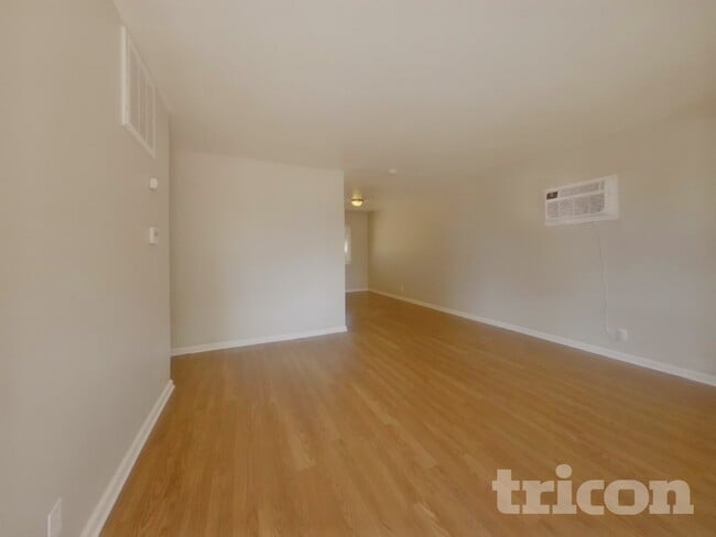 Photo - 1001 Akard Dr