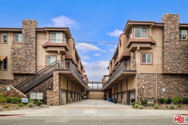Building Photo - 5241 Colodny Dr Unit 103 Rental