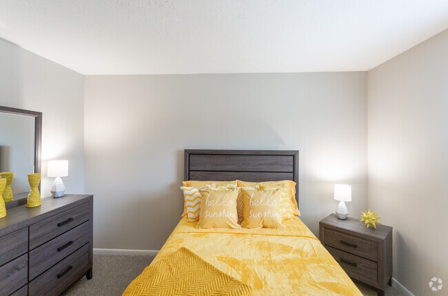 2BR, 2BA - 1200 SF