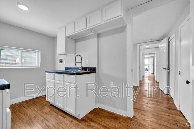Building Photo - 546 55th St Unit B Rental
