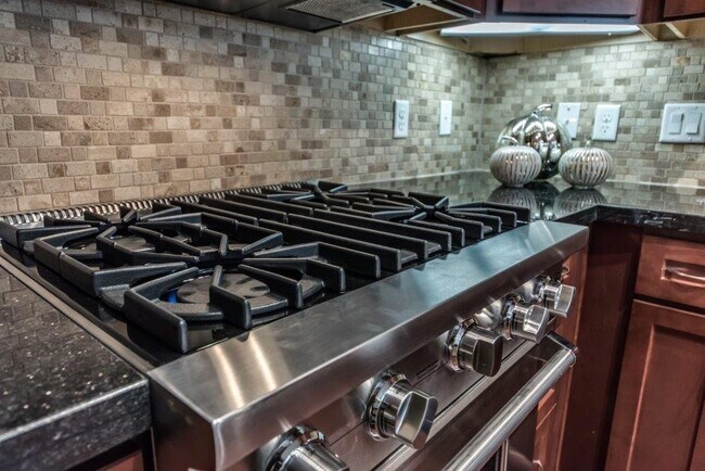 Photo - Spacious Living + Special Offers Available! Unidad FMD