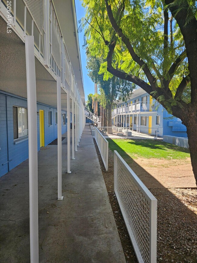 Building Photo - 521 E Bethany Home Rd