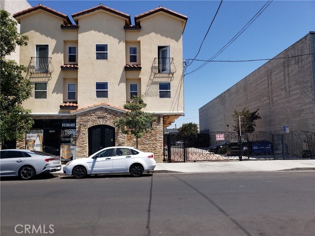 Building Photo - 14537 Archwood St Unit 302