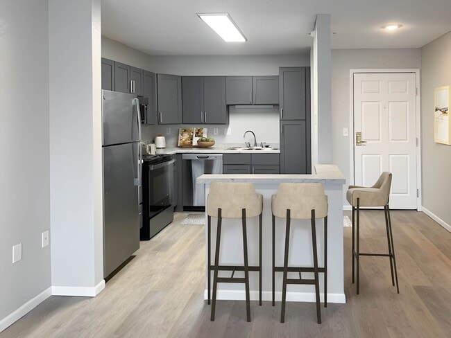 ¡Cocinas perfectas para el entretenimiento! - Falcon Heights Town Square Senior Apartments