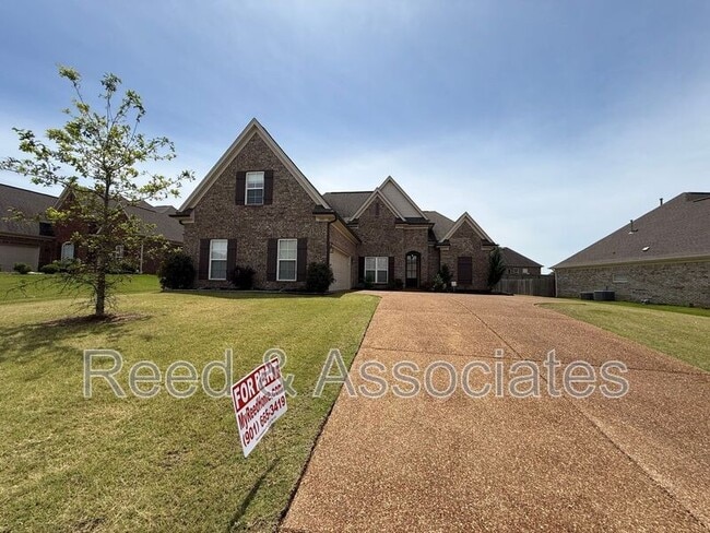 Building Photo - 3261 Vineyard Dr S