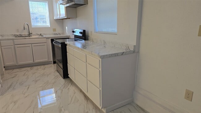 Photo - 421 Sidney St