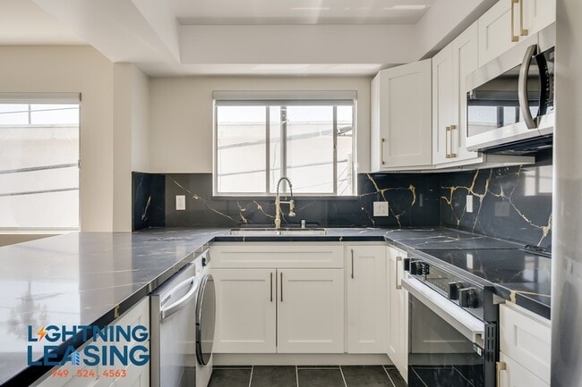 Building Photo - 1035 Hayworth Ave Unit 100