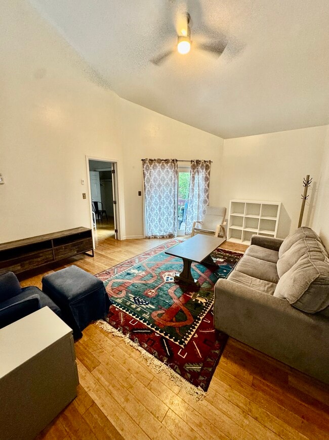 Building Photo - 111 E 6th St Unit E