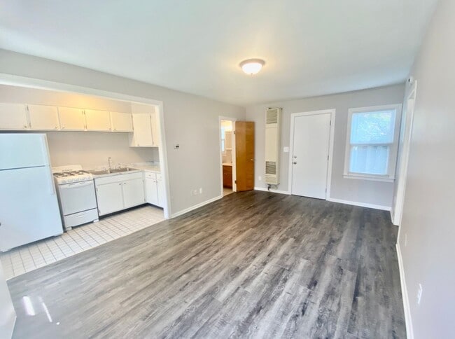 Photo - 1 Bed, 1 Bath downstairs Unit in Heritage Hill – Private Entry & Prime Location Unit Lyon 6