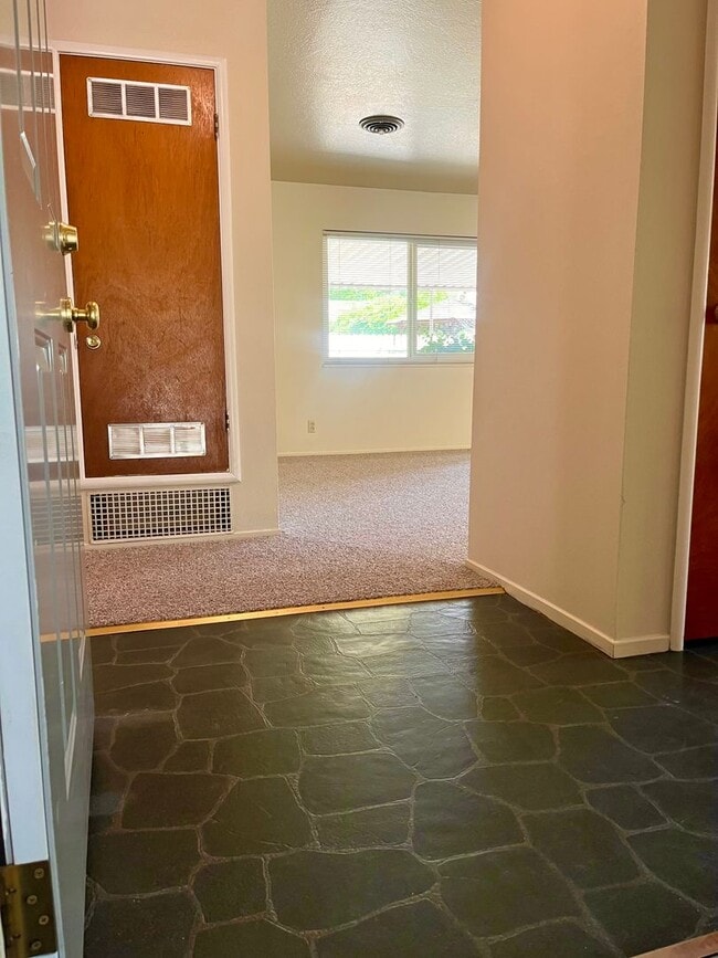 Photo - 3 Bedroom Home with a Backyard!!