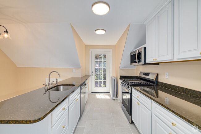 5BR, 2BA - 2,200SF - Kitchen