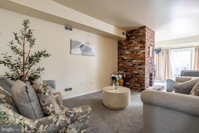 Building Photo - 8 Dickenson Dr