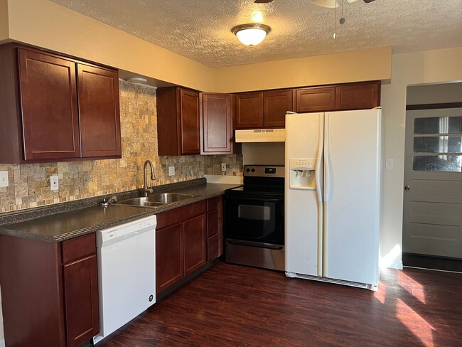 Photo - 3679 Oakview Dr