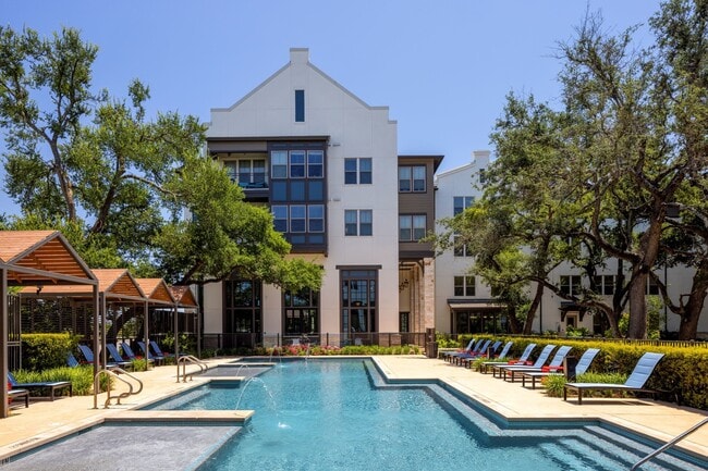Lakeline_amenity_pool