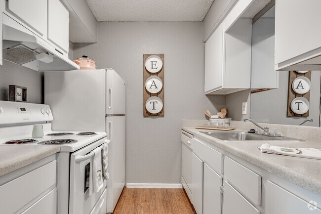 1BR, 1BA - 700SF