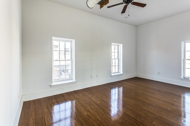 1BR, 1BA - 700SF - Living Room