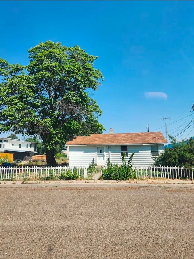 Photo - 360 W 8th S St