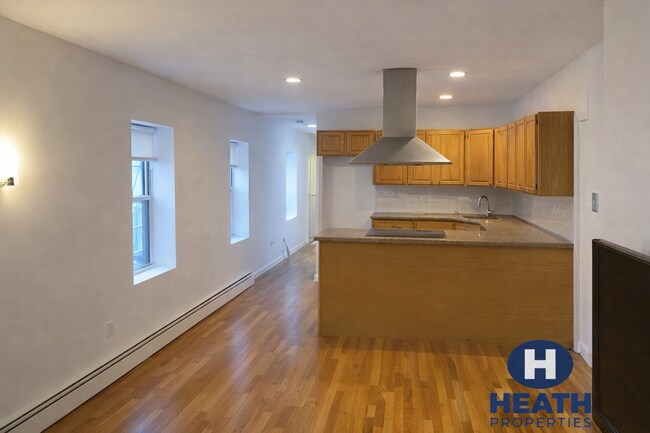 Photo - Central Location, Eat-in Kitchen, Laundry on a Site, Steps from the Bus Stop