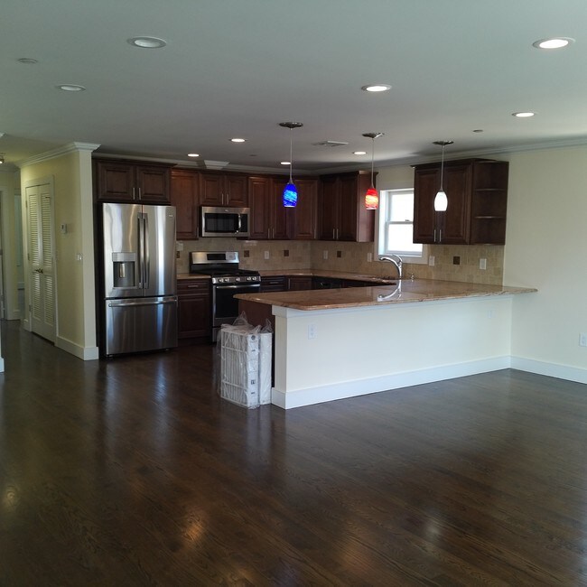 Open concept kitchen - 6119 Newkirk Ave