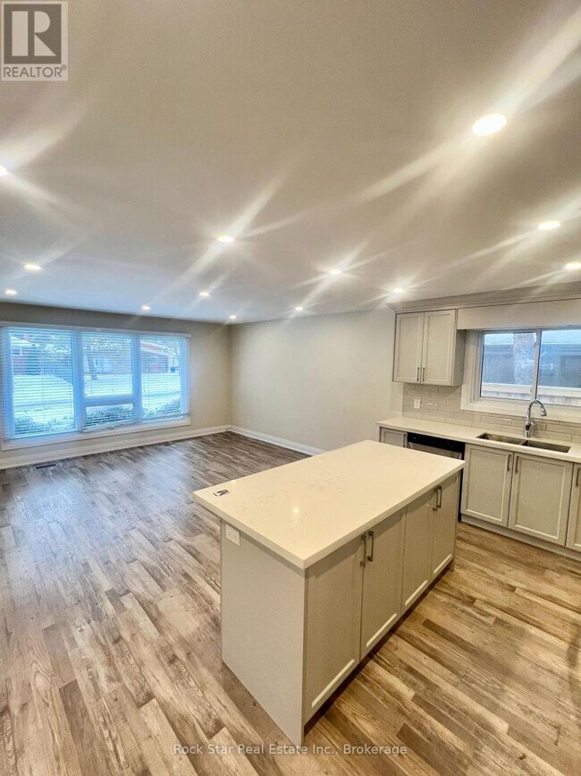 Photo - 130 W 34th St