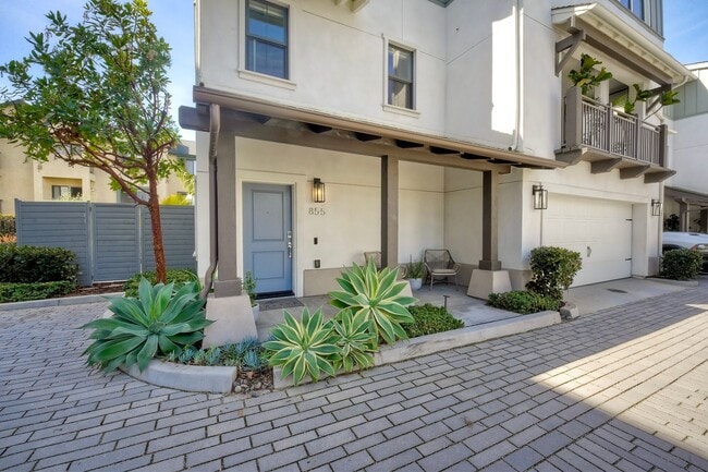 Front door & patio - 855 Home Ave