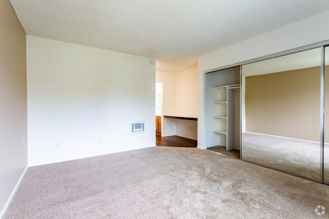 1BR, 1BA - 780 SF